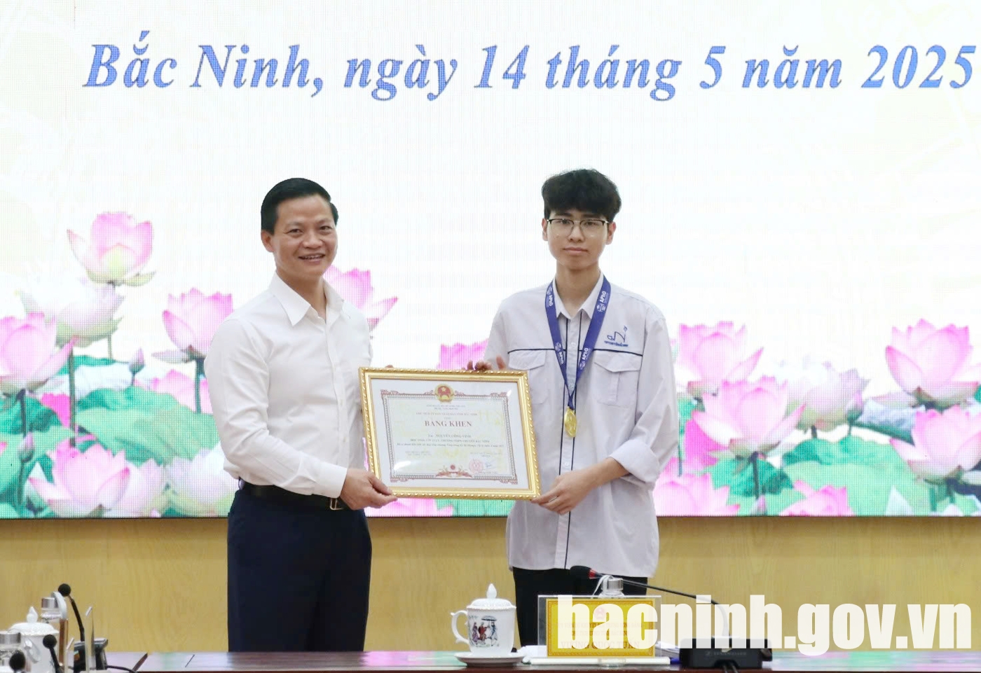 Chủ tịch UBND tỉnh Vương Quốc Tuấn trao Bằng khen cho em Nguyễn Công Vinh giành Huy chương Vàng trong Kỳ thi Olympic Vật lý châu Á năm 2025