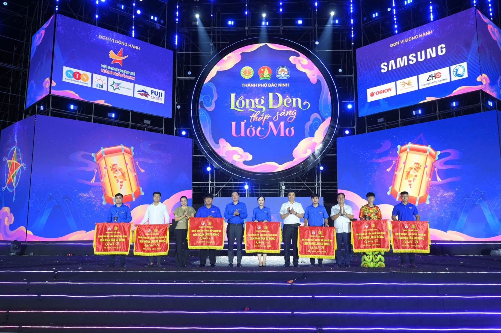 Sôi động đêm hội "Sắc màu Trăng rằm" cùng Liên hoan Lân sư rồng