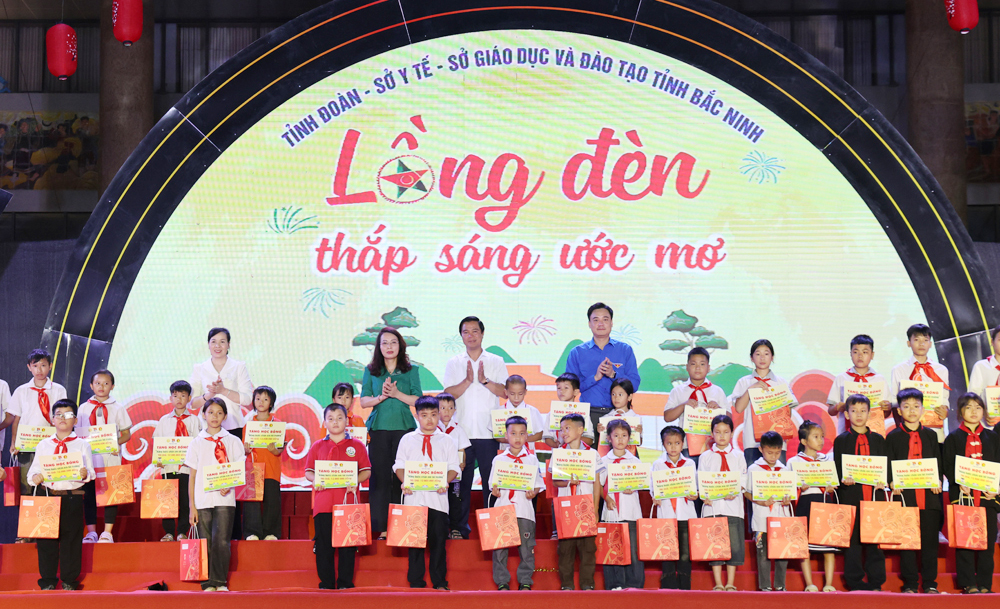 Hơn 3 tỷ đồng tặng thiếu nhi tại Chương trình “Đêm hội Trăng Rằm - Lồng đèn thắp sáng ước mơ” năm 2025