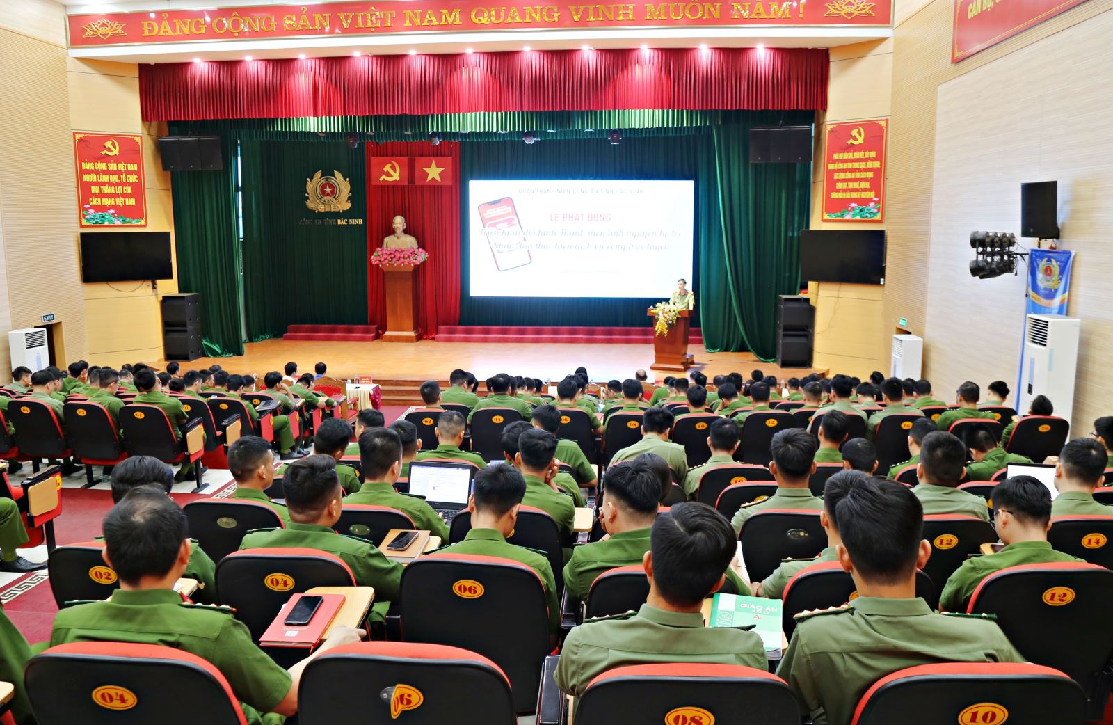 Thanh niên Công an tỉnh Bắc Ninh phát động triển khai Đội hình Thanh niên tình nguyện hỗ trợ Nhân dân thực hiện dịch vụ công trực tuyến