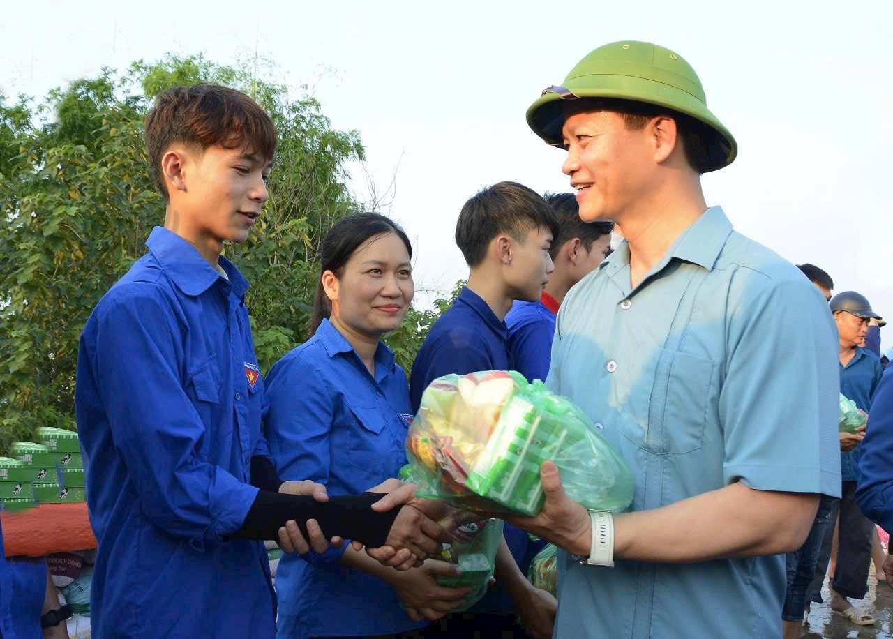 Chủ tịch UBND tỉnh thăm hỏi, động viên đội hình TNTN cấp tỉnh