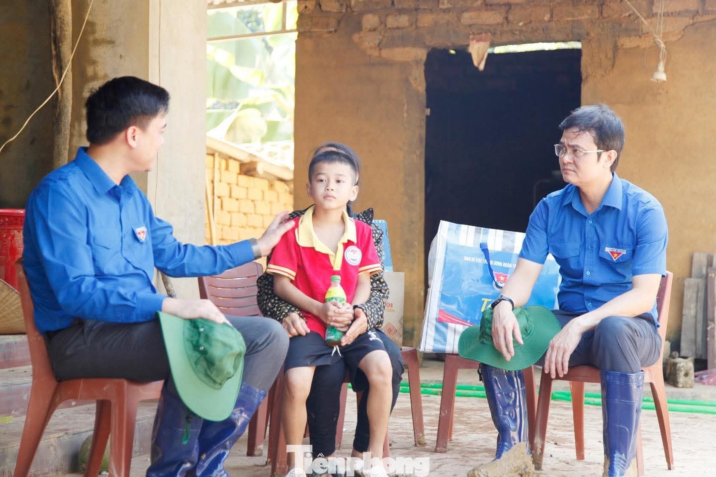 Bí thư thứ nhất Trung ương Đoàn thăm hỏi thanh thiếu nhi và người dân vùng lũ Bắc Ninh