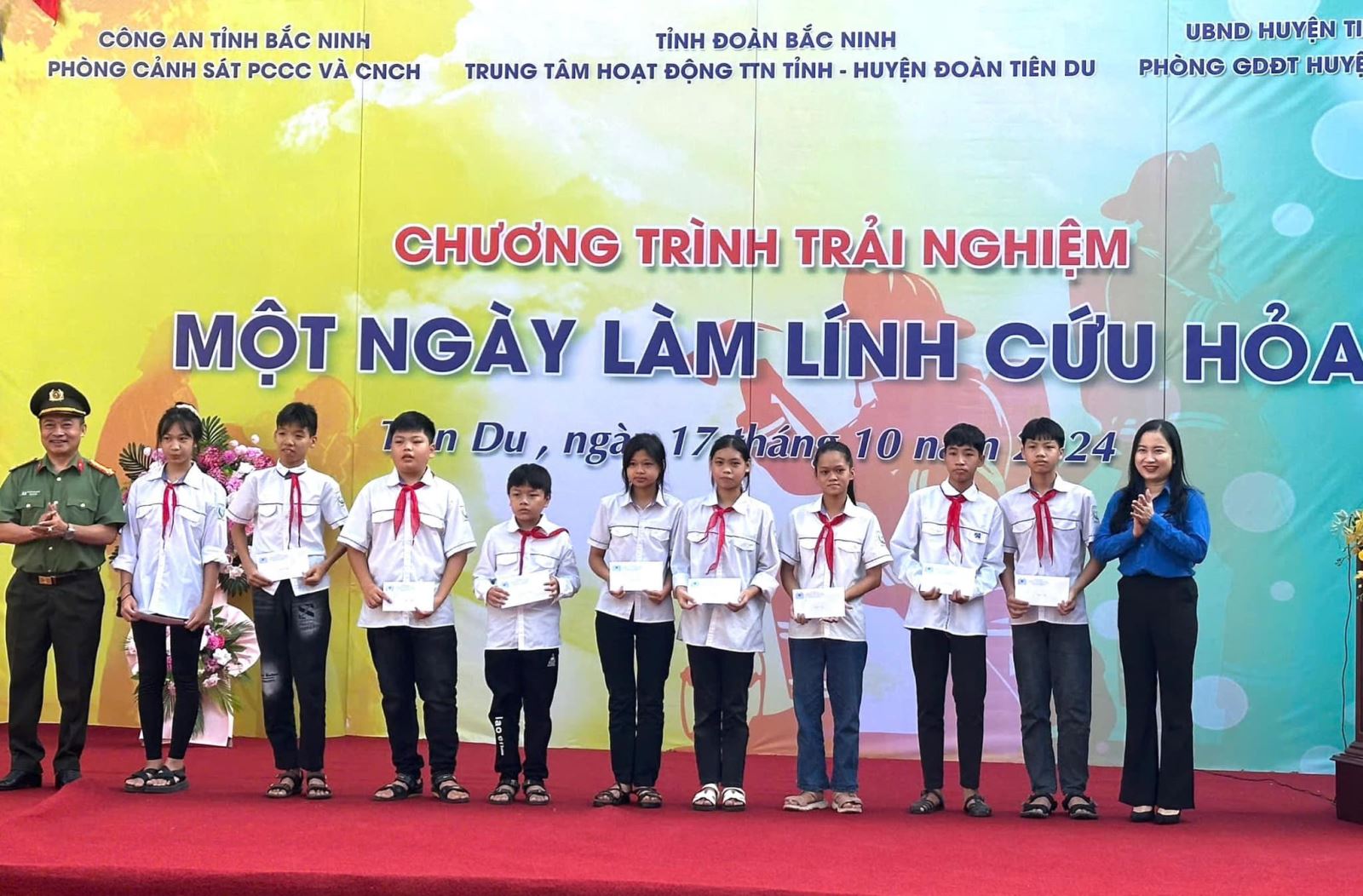 Hơn 700 em học sinh trường THCS Tân Chi tham gia trải nghiệm “Một ngày làm lính cứu hỏa”