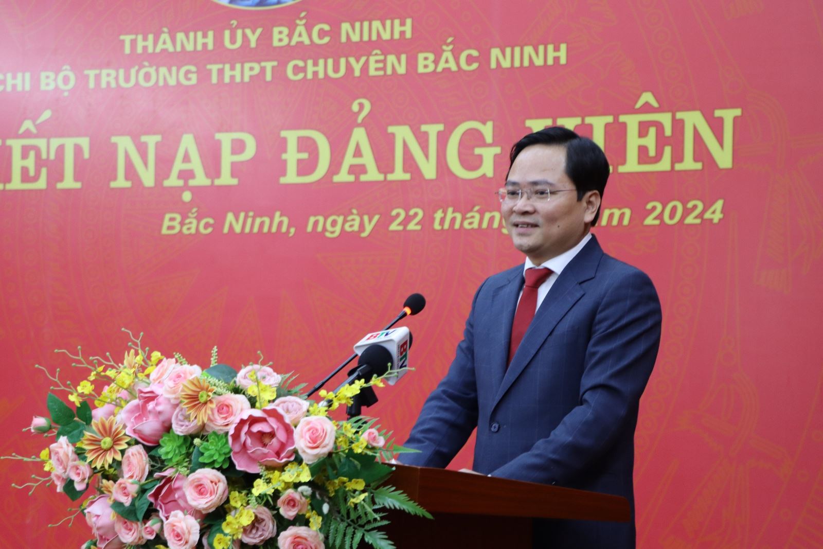 Bí thư Tỉnh ủy dự Lễ kết nạp Đảng cho học sinh Trường THPT Chuyên Bắc Ninh