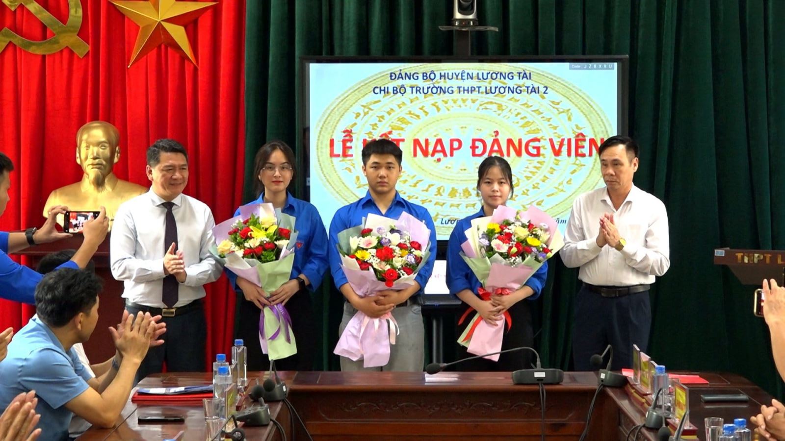 Huyện Lương Tài kết nạp Đảng cho 3 đoàn viên ưu tú là học sinh THPT