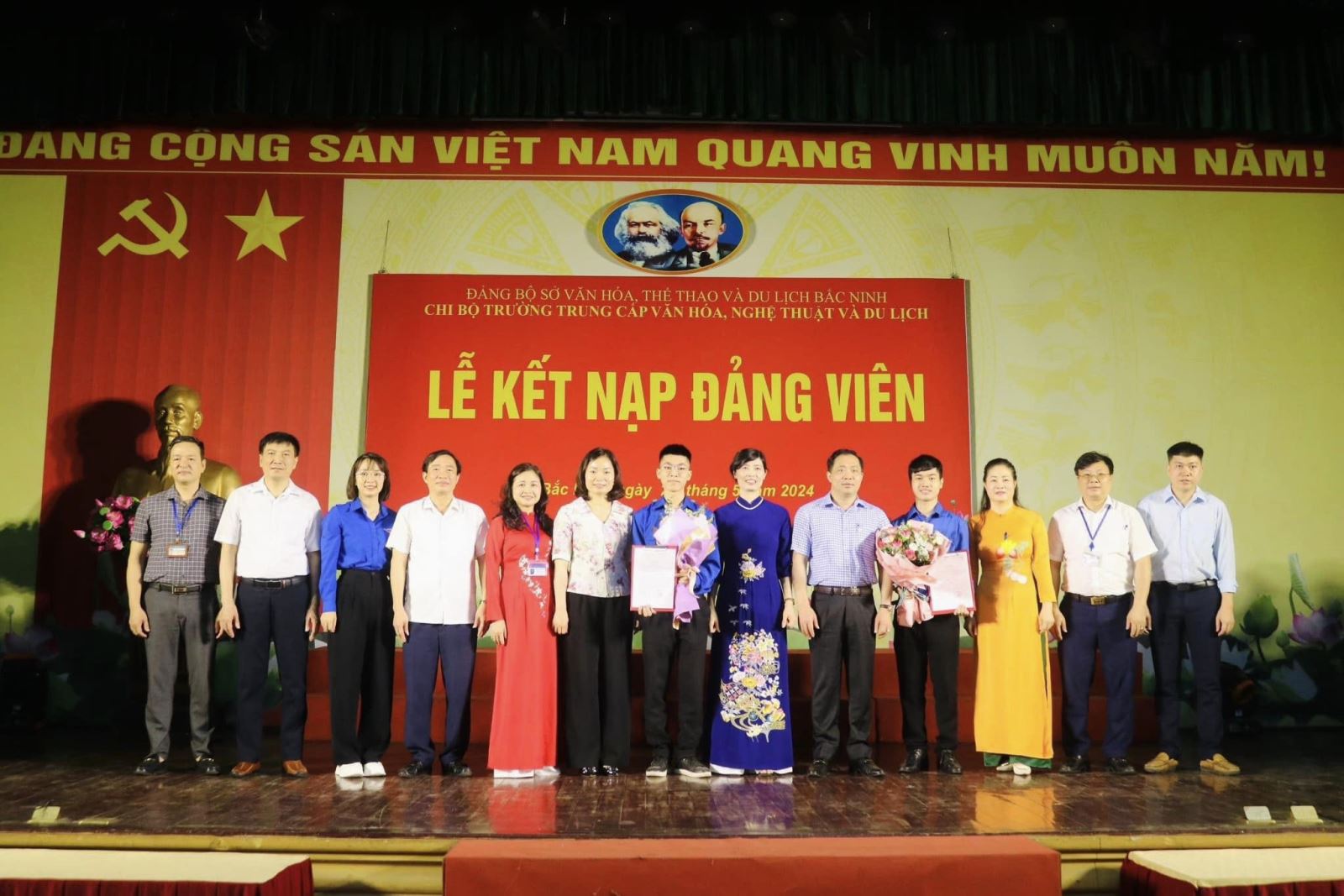 Trường Trung cấp Văn hóa, Nghệ thuật và Du lịch Bắc Ninh kết nạp Đảng cho 02 học sinh ưu tú