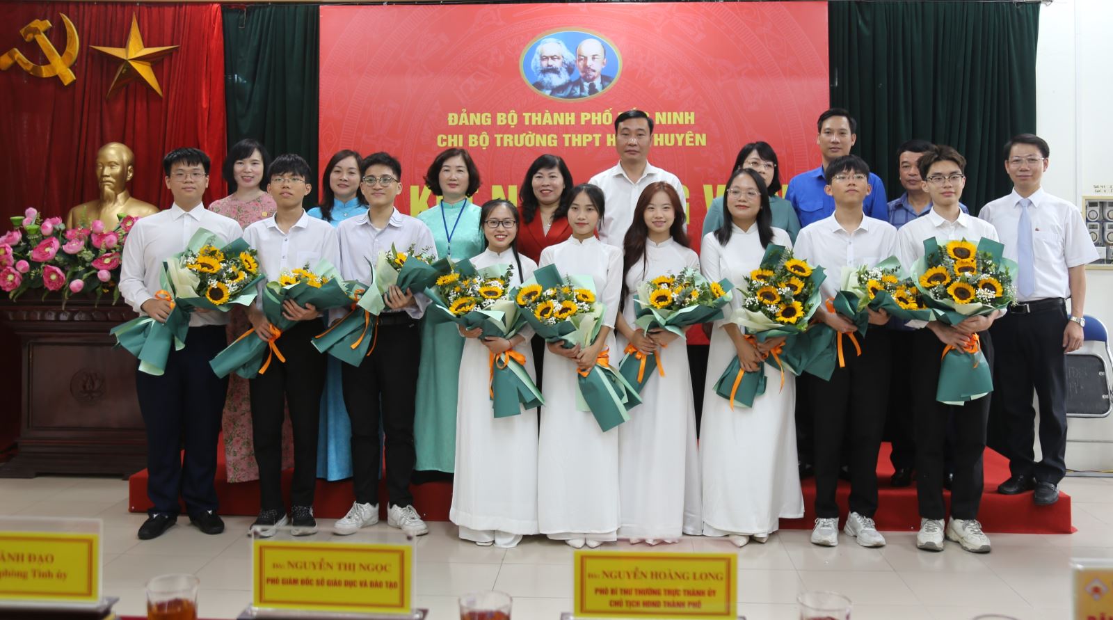Kết nạp Đảng cho 09 đoàn viên là học sinh ưu tú trường THPT Hàn Thuyên