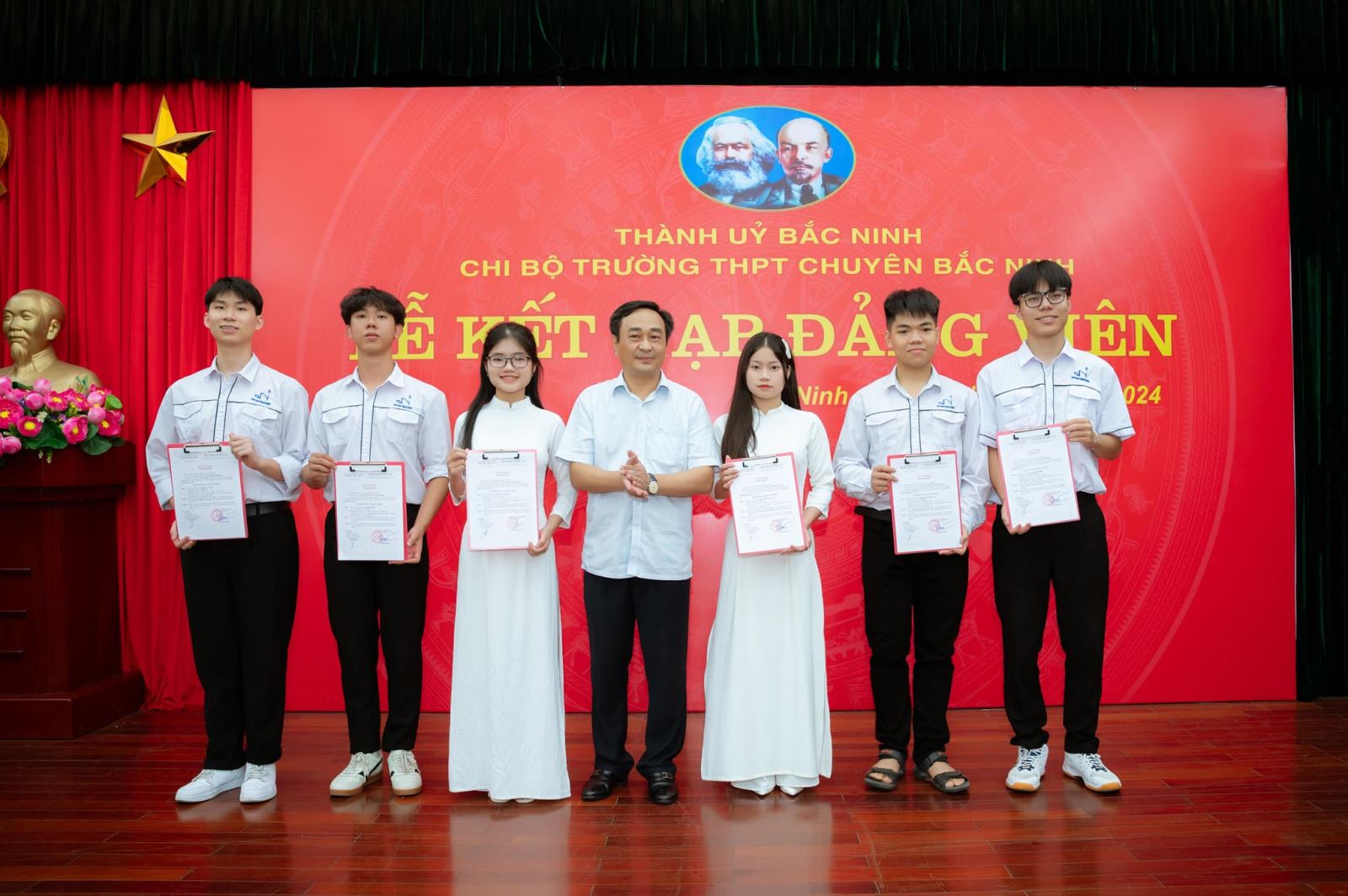 Trường THPT Chuyên Bắc Ninh kết nạp Đảng cho 6 học sinh ưu tú