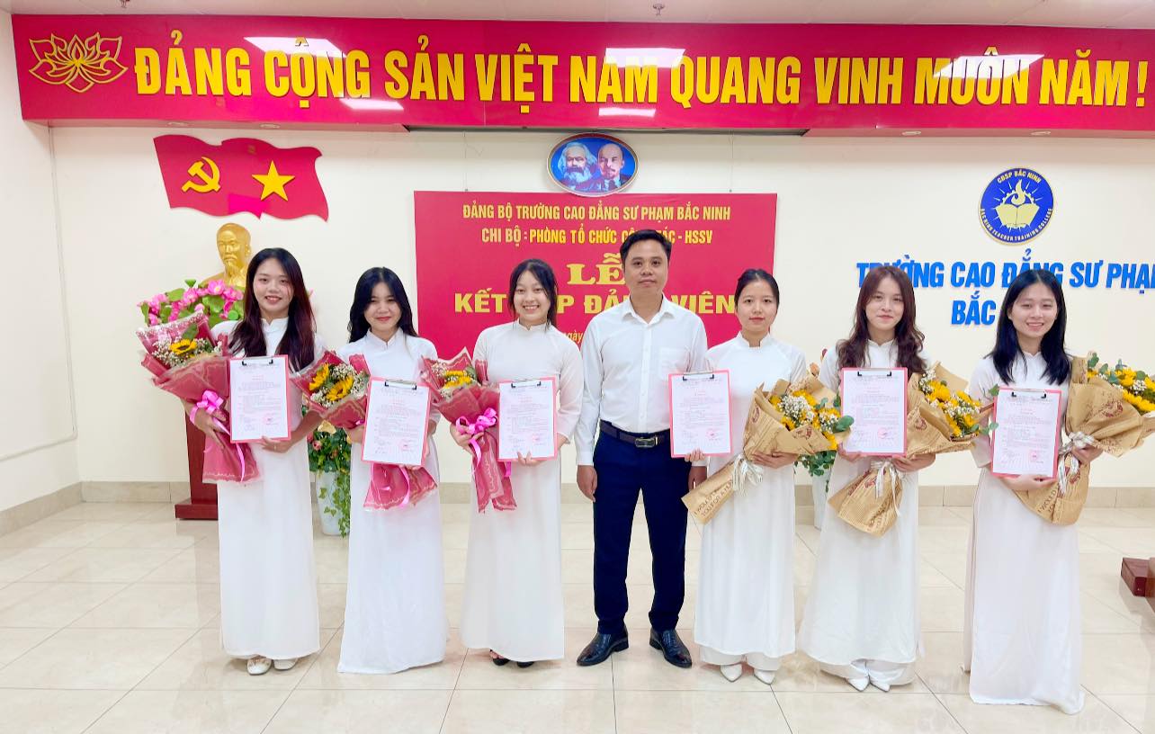 Trường CĐ Sư phạm Bắc Ninh kết nạp Đảng cho 06 quần chúng là đoàn viên ưu tú