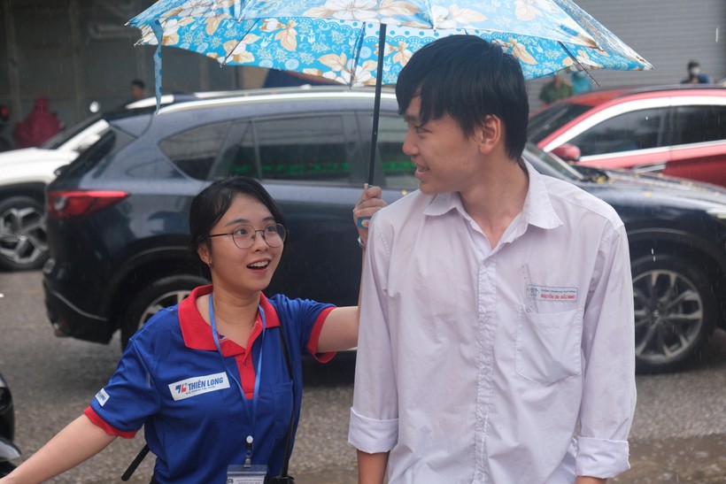 Xúc động áo xanh tình nguyện hỗ trợ thí sinh trong mưa