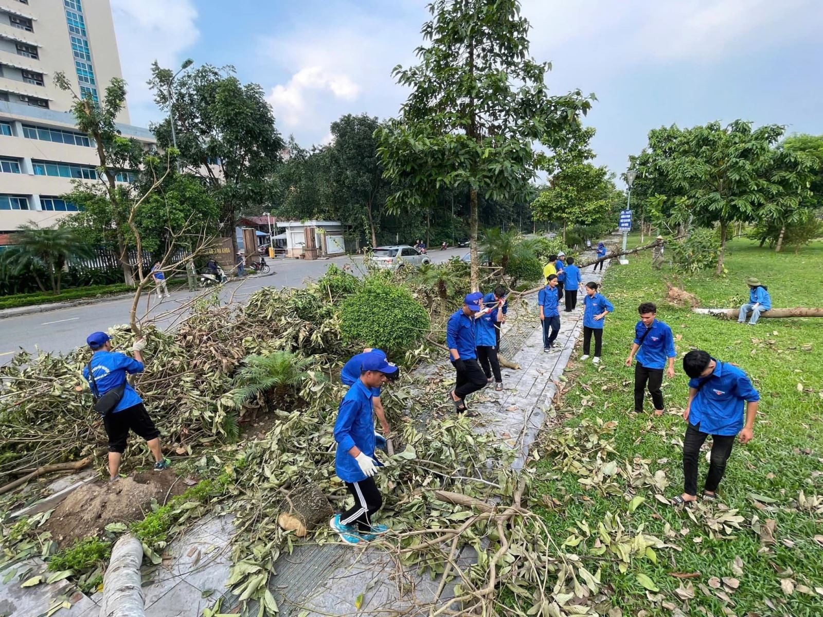 Ra quân dọn dẹp môi trường, khắc phục hậu quả sau bão số 3: Buổi thứ 2 - Khí thế quyết tâm