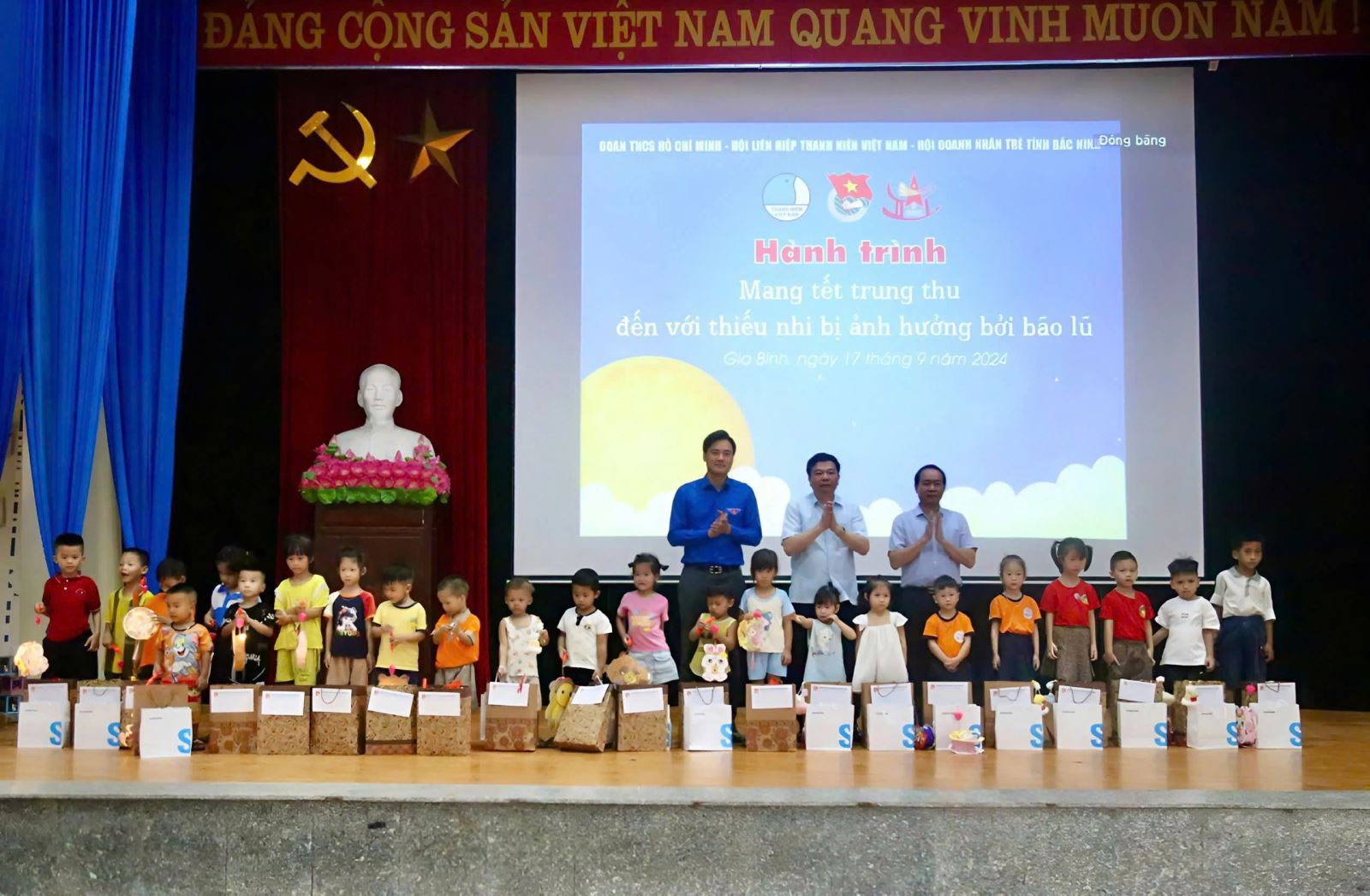 783 triệu đồng được trao tặng trong Hành trình “Mang tết trung thu đến với thiếu nhi bị ảnh hưởng bởi bão lũ”