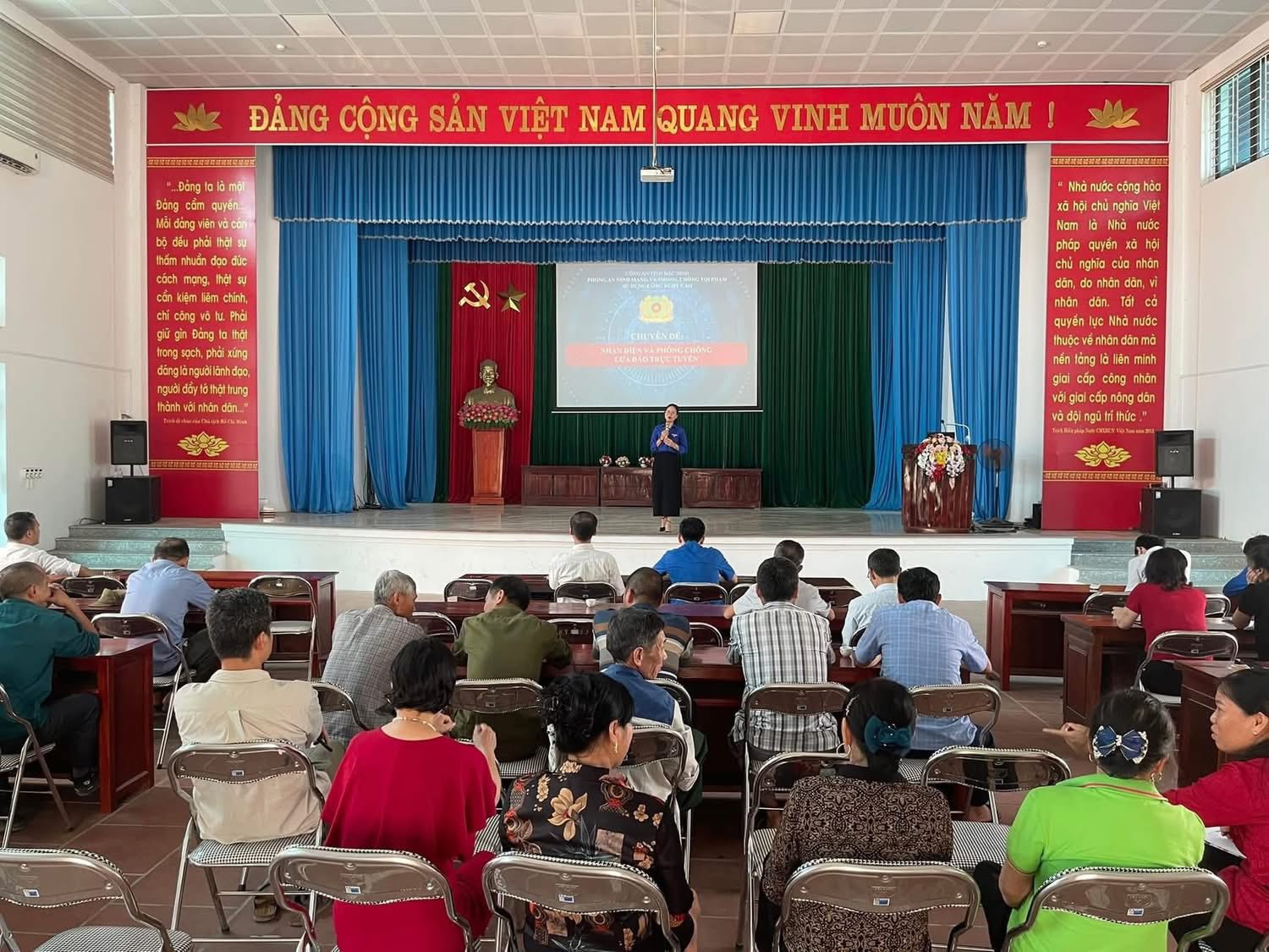 Tập huấn "Bình dân học vụ số" cho bà con nhân dân xã Vạn Ninh