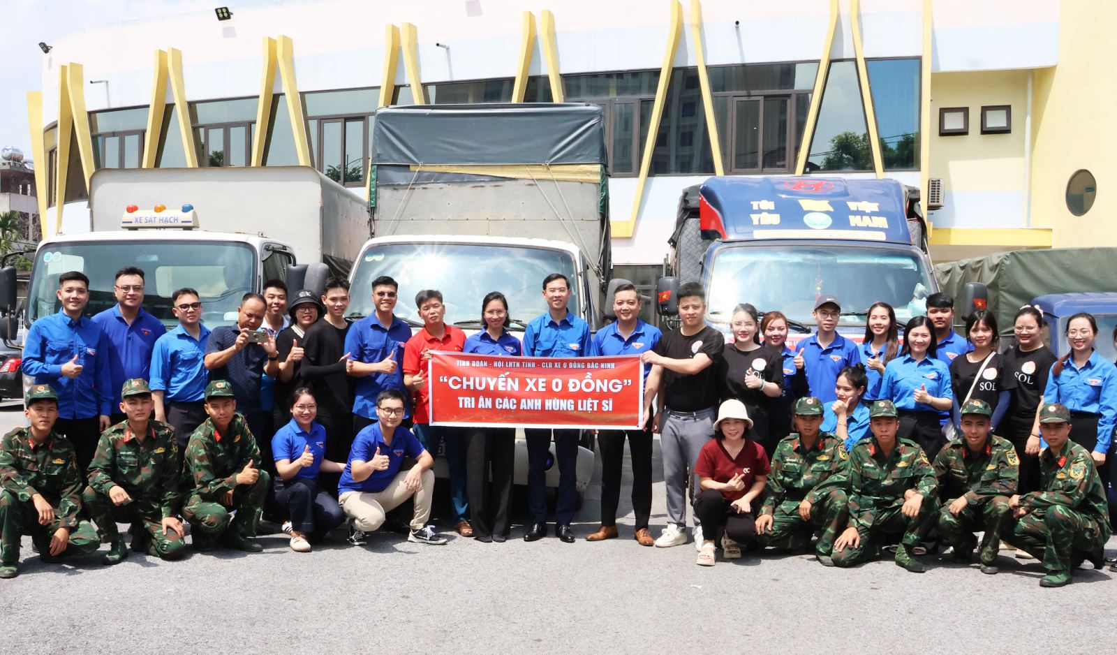 Hơn 850 triệu đồng (15 tấn nhu yếu phẩm, thuốc bổ và gạo) được trao đến các đối tượng chính sách, người có công, cựu TNXP có hoàn cảnh khó khăn