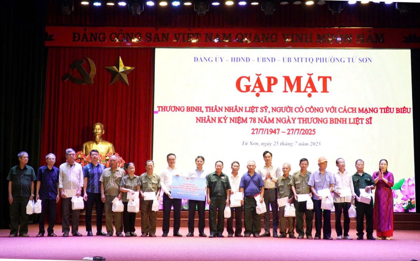 Bí thư Tỉnh đoàn Bắc Ninh thăm, tặng quà tri ân các gia đình chính sách nhân ngày Thương binh – Liệt sĩ.