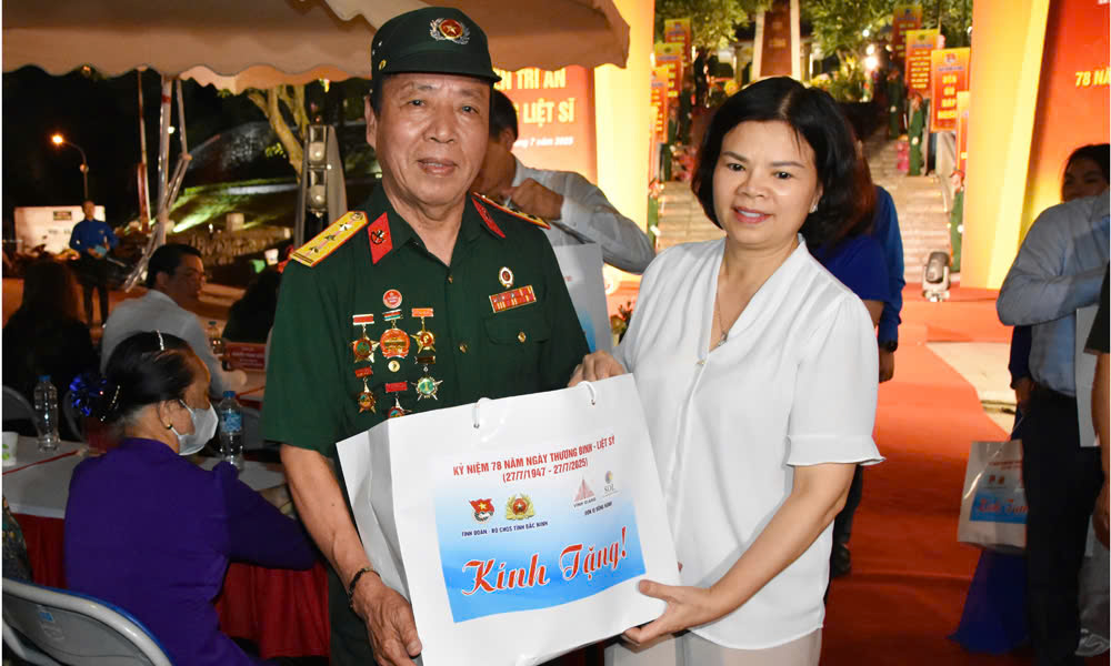 Lễ nến tri ân các Anh hùng liệt sĩ năm 2025