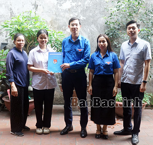 Tỉnh Đoàn tặng quà, động viên học sinh có hoàn cảnh khó khăn trước kỳ thi vào lớp 10