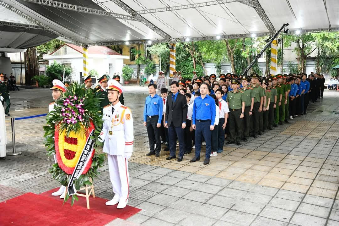 Đoàn đại biểu Trung ương Đoàn TNCS Hồ Chí Minh viếng nguyên Chủ tịch nước Trần Đức Lương