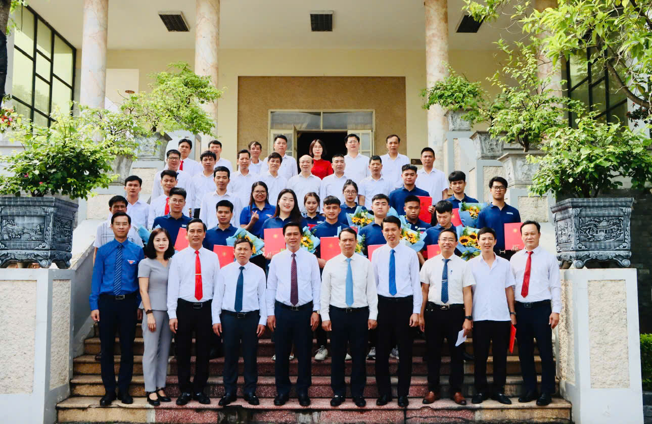 Trường Cao đẳng Công nghiệp Bắc Ninh tổ chức Lễ kết nạp Đảng viên mới chào mừng Đại hội Đảng bộ nhà trường lần thứ XIV, nhiệm kỳ 2025–2030