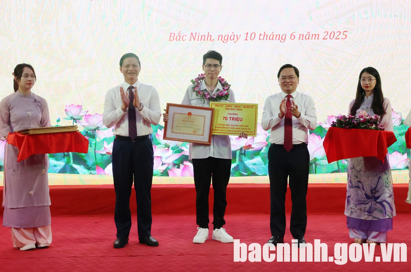 Lãnh đạo tỉnh khen thưởng học sinh và giáo viên bồi dưỡng học sinh giỏi đạt giải các Kỳ thi năm học 2024 - 2025