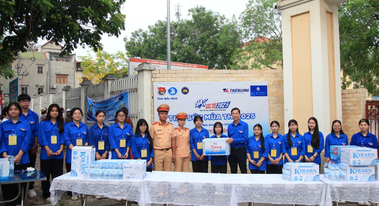 Thường trực Tỉnh Đoàn, Hội Sinh viên tỉnh Bắc Ninh thăm, động viên các thí sinh tham dự kỳ thi và tình nguyện viên tham gia “Tiếp sức mùa thi” trong kỳ thi tuyển sinh vào lớp 10 năm 2025