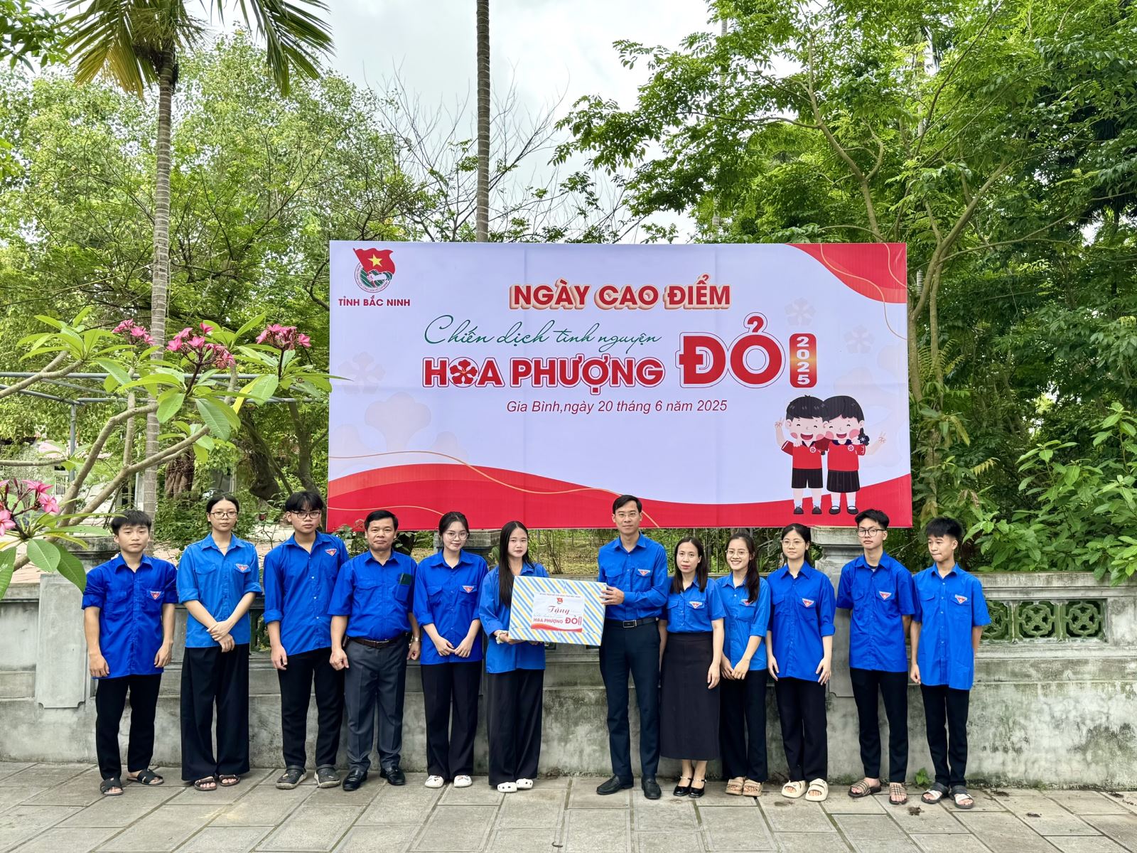 Ngày cao điểm chiến dịch tình nguyện "Hoa phượng đỏ" năm 2025 - Lan tỏa ngọn lửa cống hiến trong tuổi trẻ
