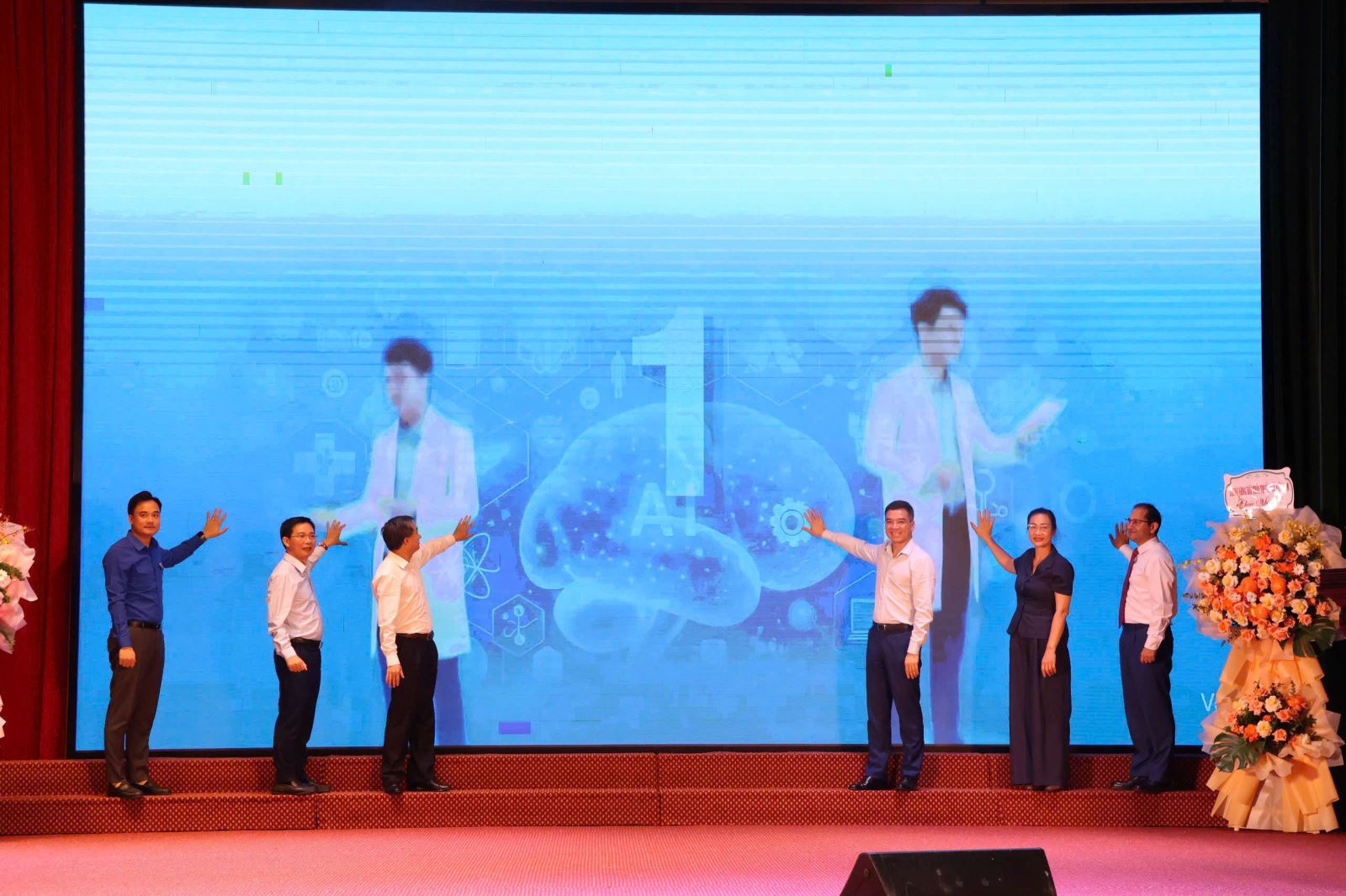 Phát động chương trình Y tế thông minh dành cho cộng đồng và khám bệnh cho hơn 1.200 người dân